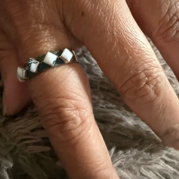 Sterling Silver band ring with white stones approx size 7-8 - Picture 4 of 11